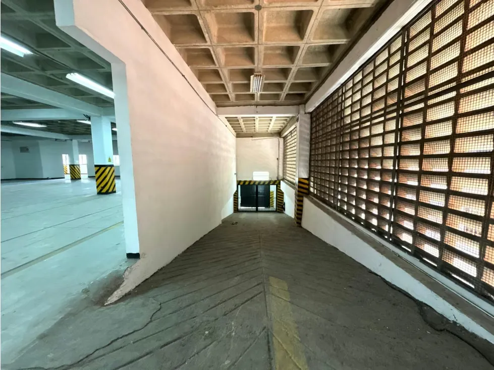 EDIFICIO COMERCIAL E INDUSTRIAL EN VENTA – LA URBINA - 26