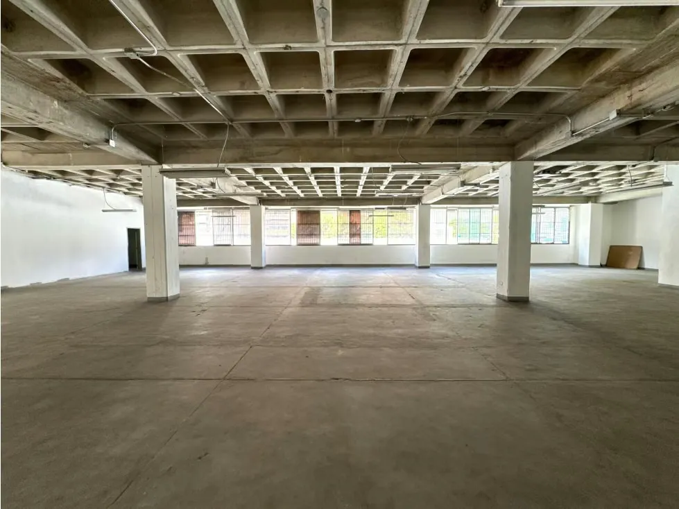 EDIFICIO COMERCIAL E INDUSTRIAL EN VENTA – LA URBINA - 31