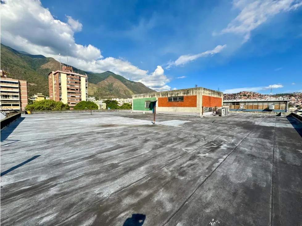 EDIFICIO COMERCIAL E INDUSTRIAL EN VENTA – LA URBINA - 42