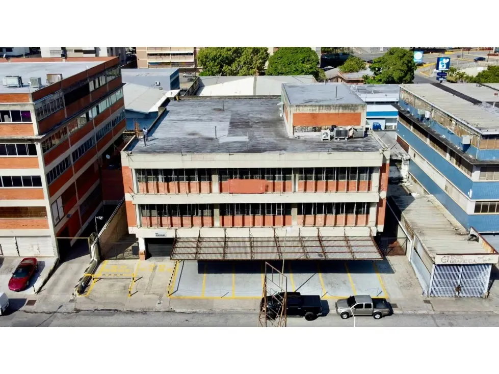 EDIFICIO COMERCIAL E INDUSTRIAL EN VENTA – LA URBINA - 43