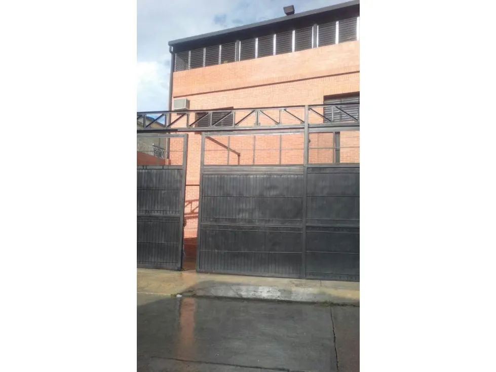 AMPLIO Y MAGNÍFICO GALPÓN EN LOS ROSALES 782M2
