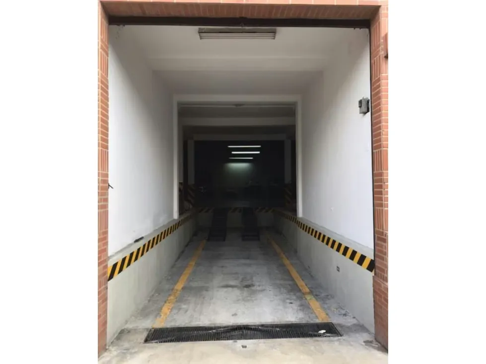 AMPLIO Y MAGNÍFICO GALPÓN EN LOS ROSALES 782M2 - 2