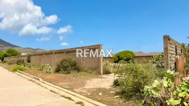 TERRENO TAPIADO CON BIENHECHURIA A 1 MINUTO DEL MAR, EN PLAYA EL AGUA