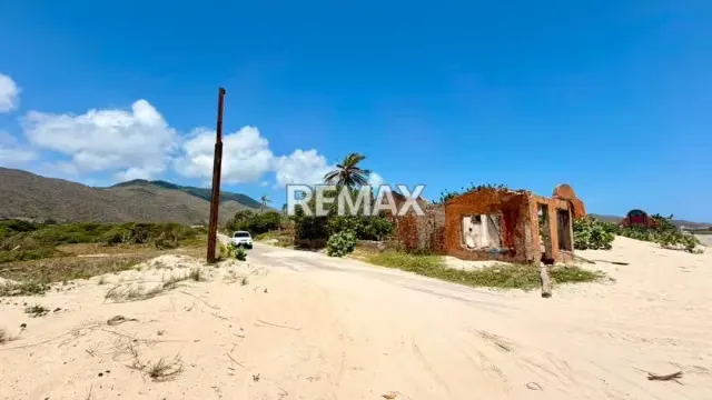 TERRENO TAPIADO CON BIENHECHURIA A 1 MINUTO DEL MAR, EN PLAYA EL AGUA - 12