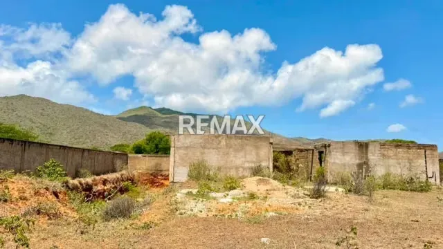 TERRENO TAPIADO CON BIENHECHURIA A 1 MINUTO DEL MAR, EN PLAYA EL AGUA - 3