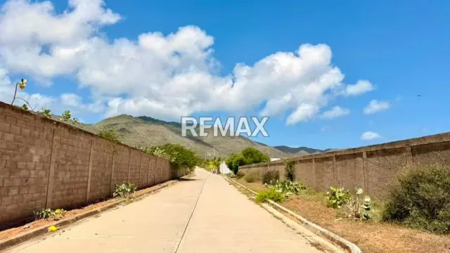 TERRENO TAPIADO CON BIENHECHURIA A 1 MINUTO DEL MAR, EN PLAYA EL AGUA - 4