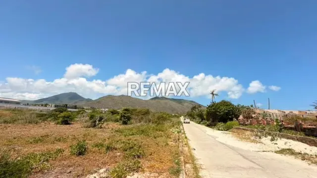 TERRENO TAPIADO CON BIENHECHURIA A 1 MINUTO DEL MAR, EN PLAYA EL AGUA - 6
