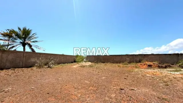 TERRENO TAPIADO CON BIENHECHURIA A 1 MINUTO DEL MAR, EN PLAYA EL AGUA - 7
