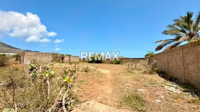 TERRENO TAPIADO CON BIENHECHURIA A 1 MINUTO DEL MAR, EN PLAYA EL AGUA - 9