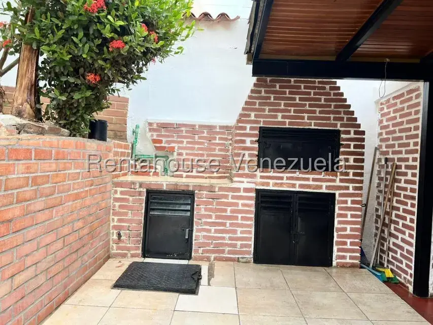 Casa (Duplex) en Venta en Prados del Este, Distrito Metropolitano - 3