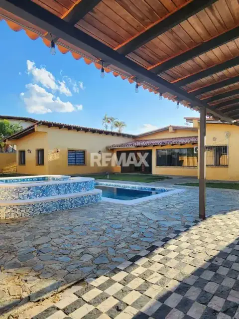 SE VENDE CASA EN URB. LA LAGUNITA, TIPURO.