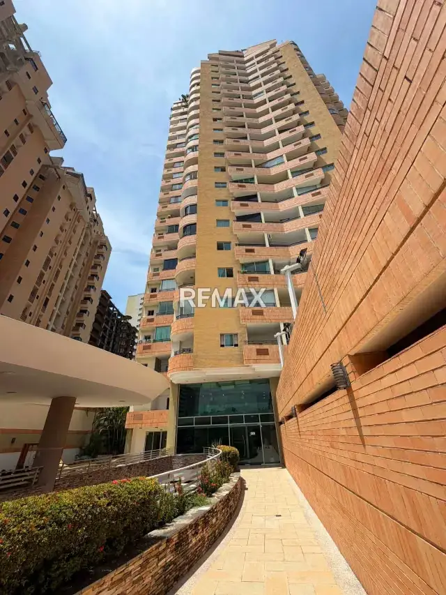 Venta de Moderno Apartamento en Resd. Las Chimeneas Valencia