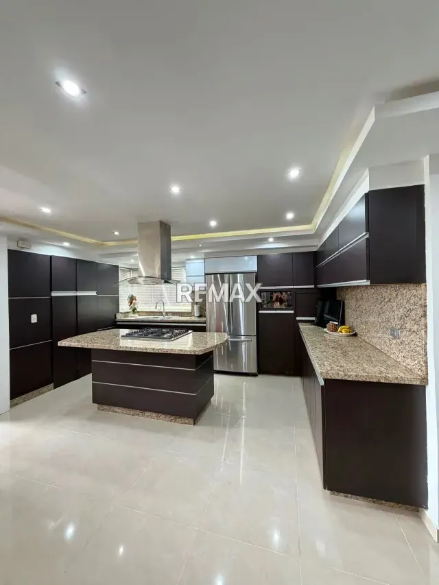 Venta de Moderno Apartamento en Resd. Las Chimeneas Valencia - 16