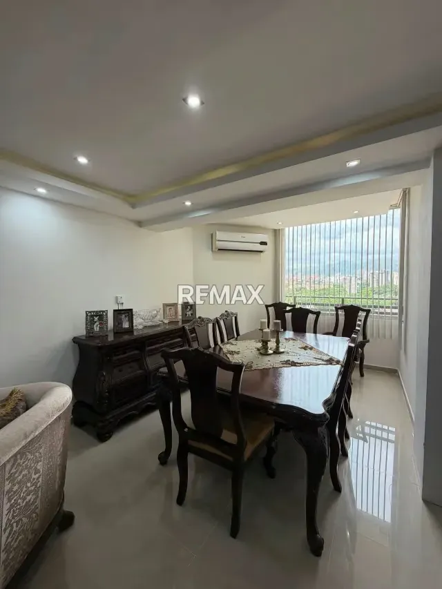 Venta de Moderno Apartamento en Resd. Las Chimeneas Valencia - 4
