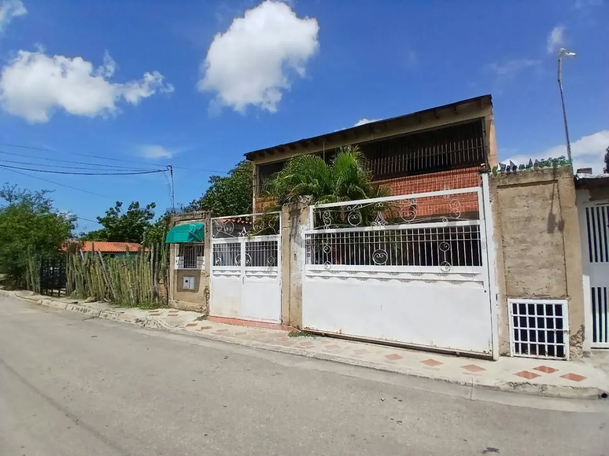 AMPLIA CASA DUPLEX CON POTENCIAL PARA NEGOCIO EN MUNICIPIO GARCIA