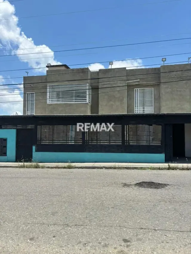 Se vende espectacular propiedad mixta (Local + Apartamento) ubicada en una esquina estratégica de alto tráfico sobre la avenida principal de Andrés Eloy Blanco.