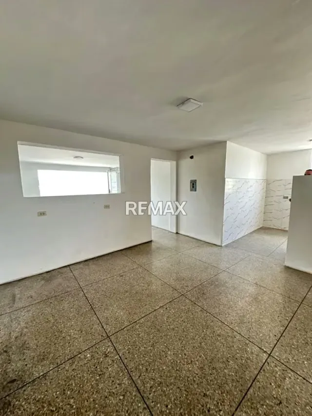 Se vende espectacular propiedad mixta (Local + Apartamento) ubicada en una esquina estratégica de alto tráfico sobre la avenida principal de Andrés Eloy Blanco. - 14