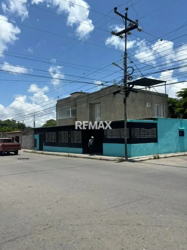 Se vende espectacular propiedad mixta (Local + Apartamento) ubicada en una esquina estratégica de alto tráfico sobre la avenida principal de Andrés Eloy Blanco. - 2