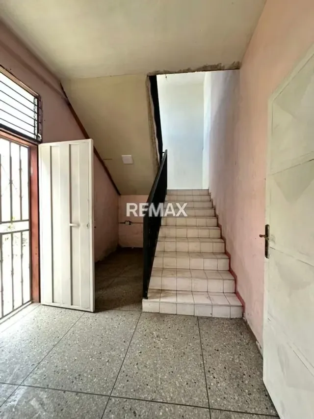 Se vende espectacular propiedad mixta (Local + Apartamento) ubicada en una esquina estratégica de alto tráfico sobre la avenida principal de Andrés Eloy Blanco. - 3