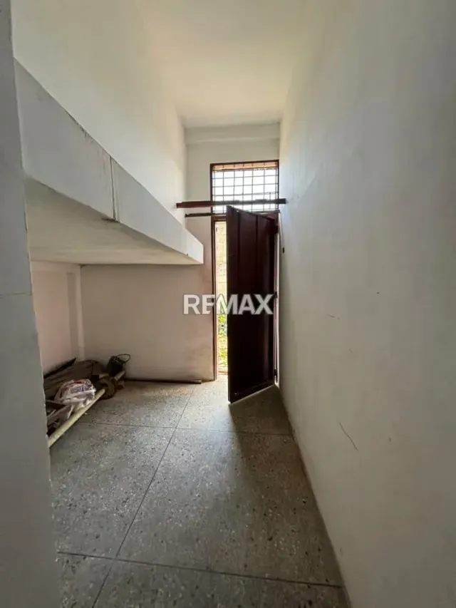Se vende espectacular propiedad mixta (Local + Apartamento) ubicada en una esquina estratégica de alto tráfico sobre la avenida principal de Andrés Eloy Blanco. - 4