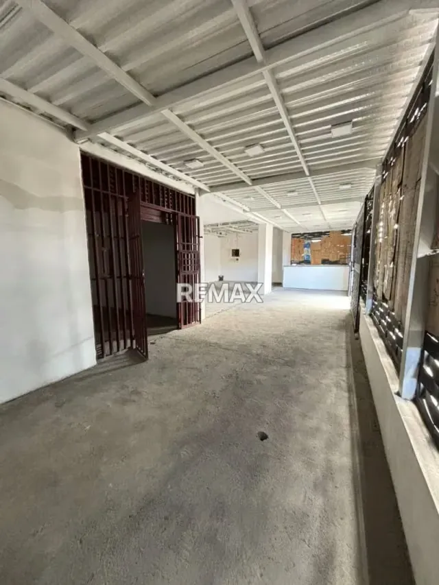Se vende espectacular propiedad mixta (Local + Apartamento) ubicada en una esquina estratégica de alto tráfico sobre la avenida principal de Andrés Eloy Blanco. - 5