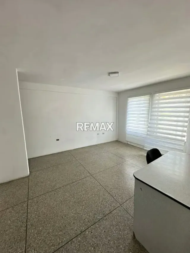 Se vende espectacular propiedad mixta (Local + Apartamento) ubicada en una esquina estratégica de alto tráfico sobre la avenida principal de Andrés Eloy Blanco. - 7