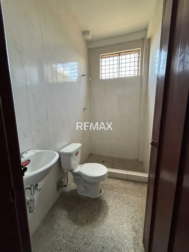 Se vende espectacular propiedad mixta (Local + Apartamento) ubicada en una esquina estratégica de alto tráfico sobre la avenida principal de Andrés Eloy Blanco. - 9