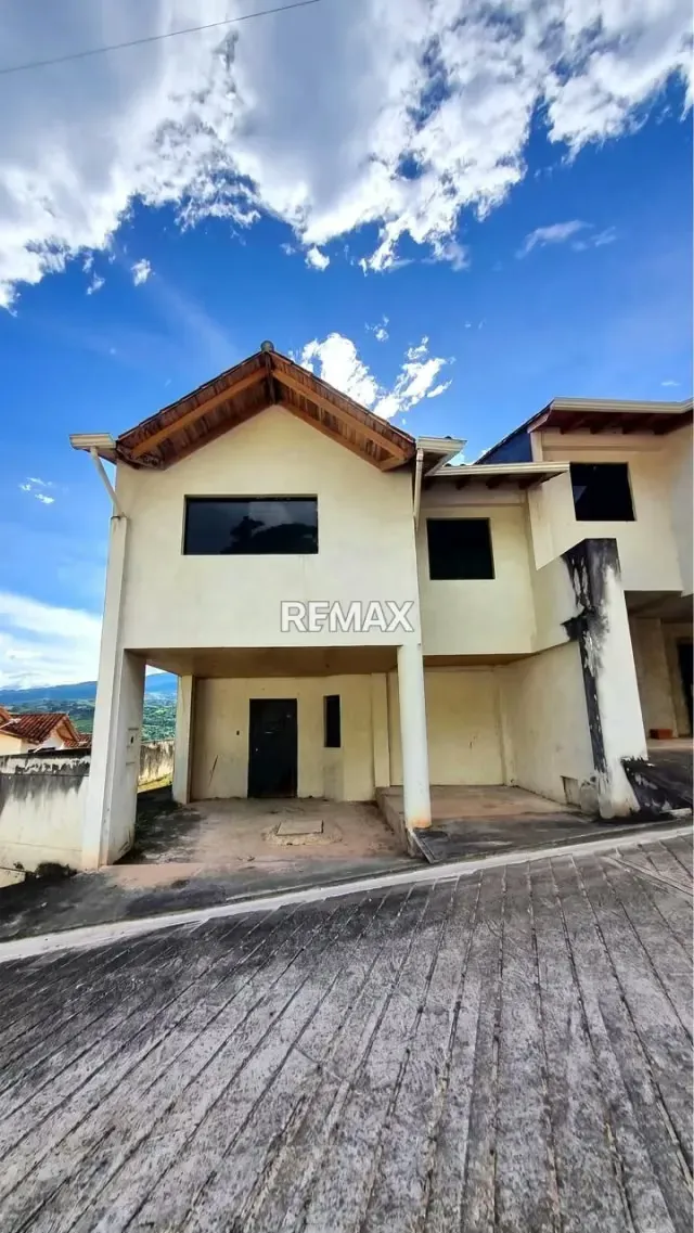 CASA EN OBRA GRIS - URBANIZACIÓN CATÓLICA SUITE - 2
