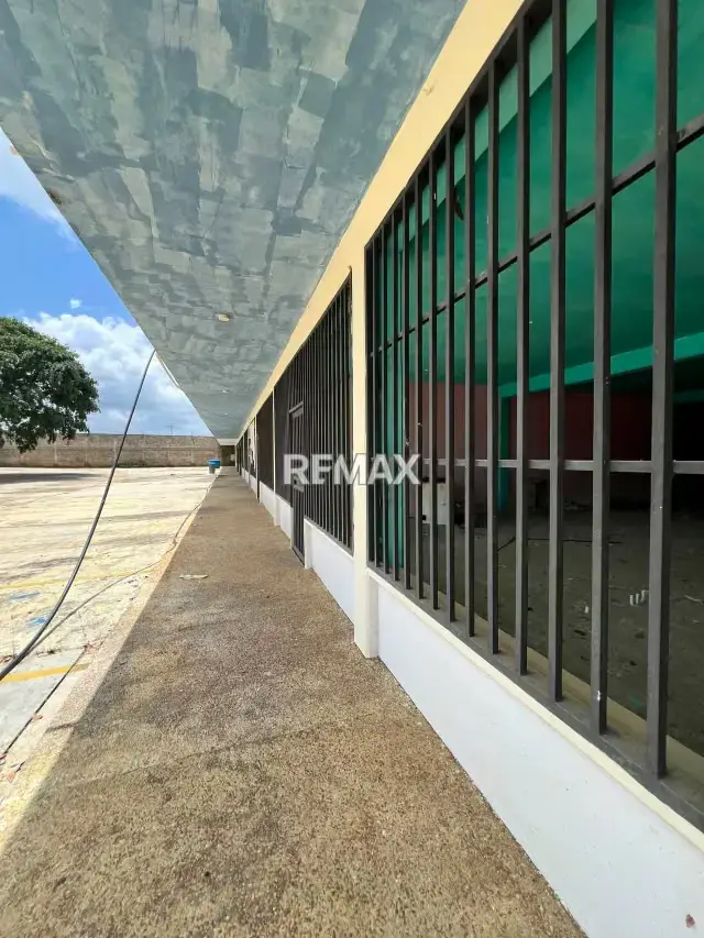 Venta Centro Comercial, Ubicación Estratégica en Avenida Principal, Vía El Cuji.