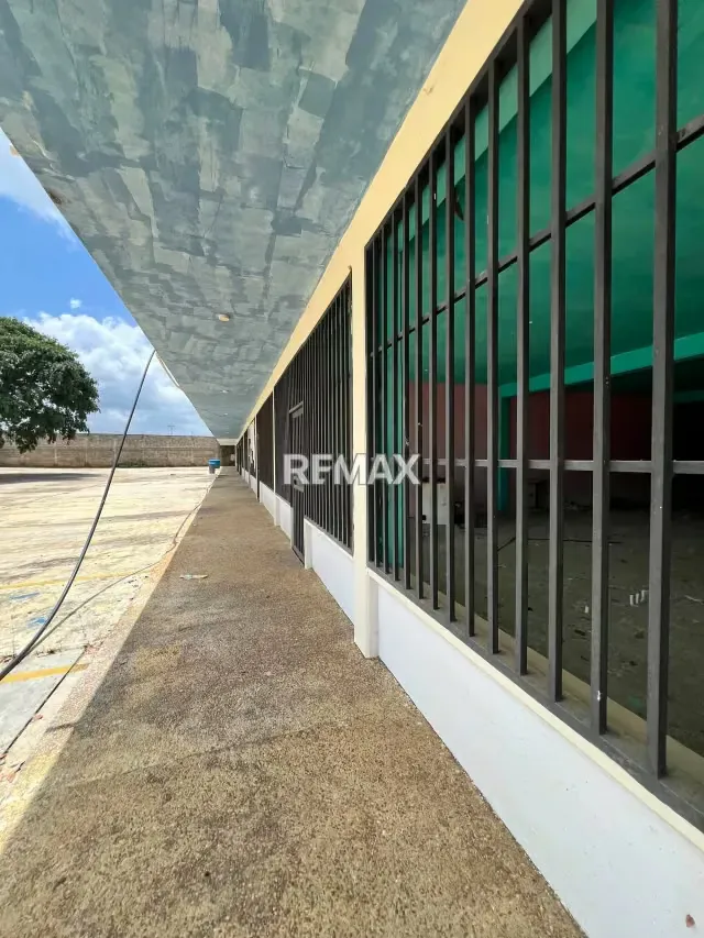 Venta Centro Comercial, Ubicación Estratégica en Avenida Principal, Vía El Cuji.
