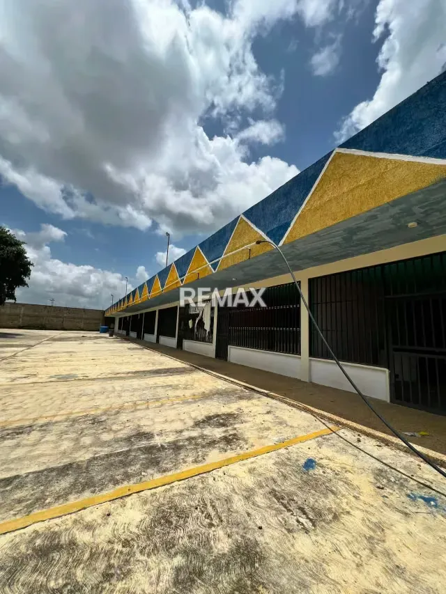 Venta Centro Comercial, Ubicación Estratégica en Avenida Principal, Vía El Cuji. - 2