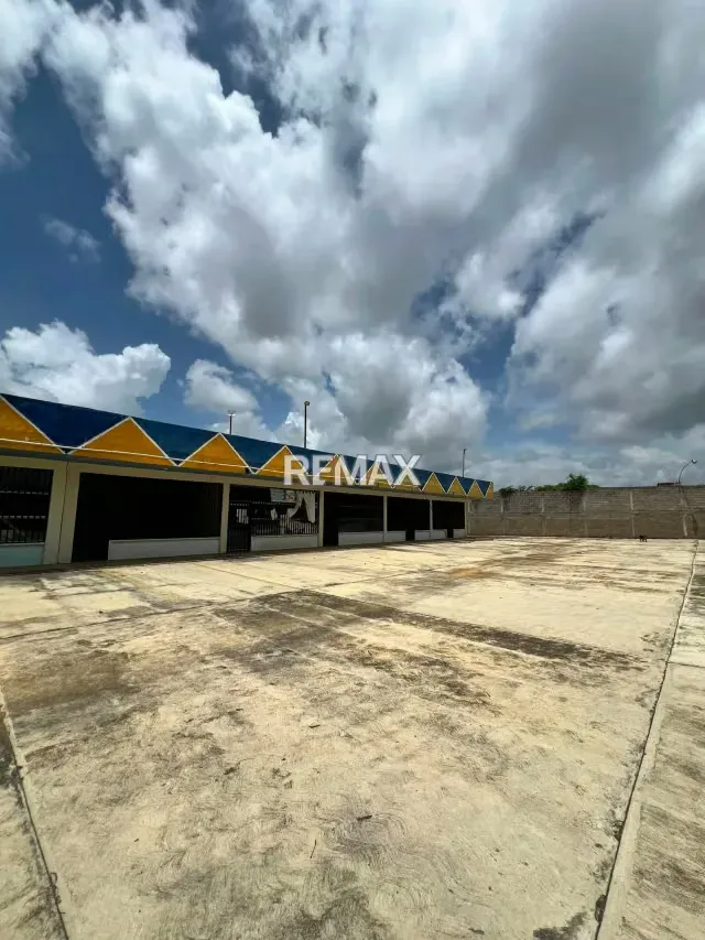 Venta Centro Comercial, Ubicación Estratégica en Avenida Principal, Vía El Cuji. - 6