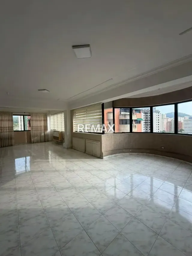 Penthouse en alquiler en la Urb Los Mangos. Edif. Botánica - 2
