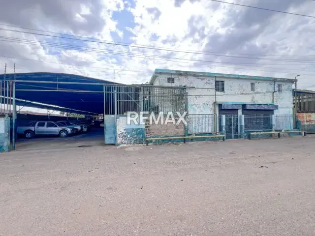 Galpón Comercial en venta en el Sector La Polar, Avenida Principal-San Francisco - 2
