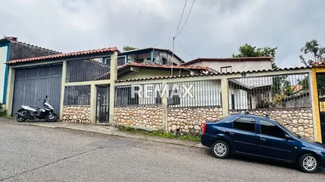 Se vende casa + Apartamento Adjunto+ terreno Ubicada en Lomas Blancas, Municipio Cardenas A pie de calle