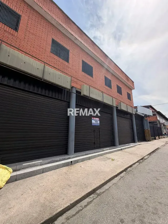 Locales comerciales con depósito en alquiler en la carrera 18