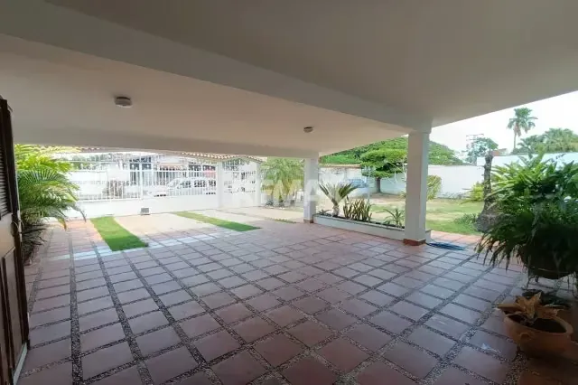 Tu Oasis Privado en el Corazón de la Ciudad, Urbanización La Villa - 4
