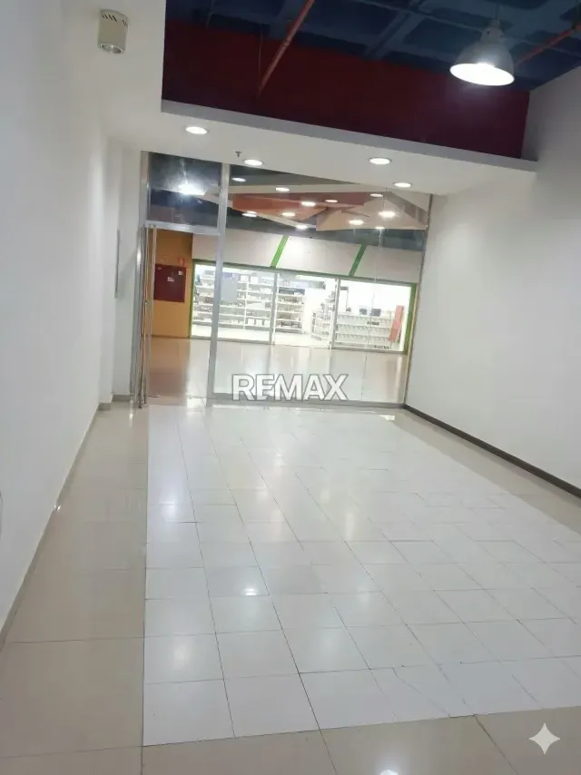 LOCAL COMERCIAL EN ALQUILER C.C PARQUE ARAGUA - 2