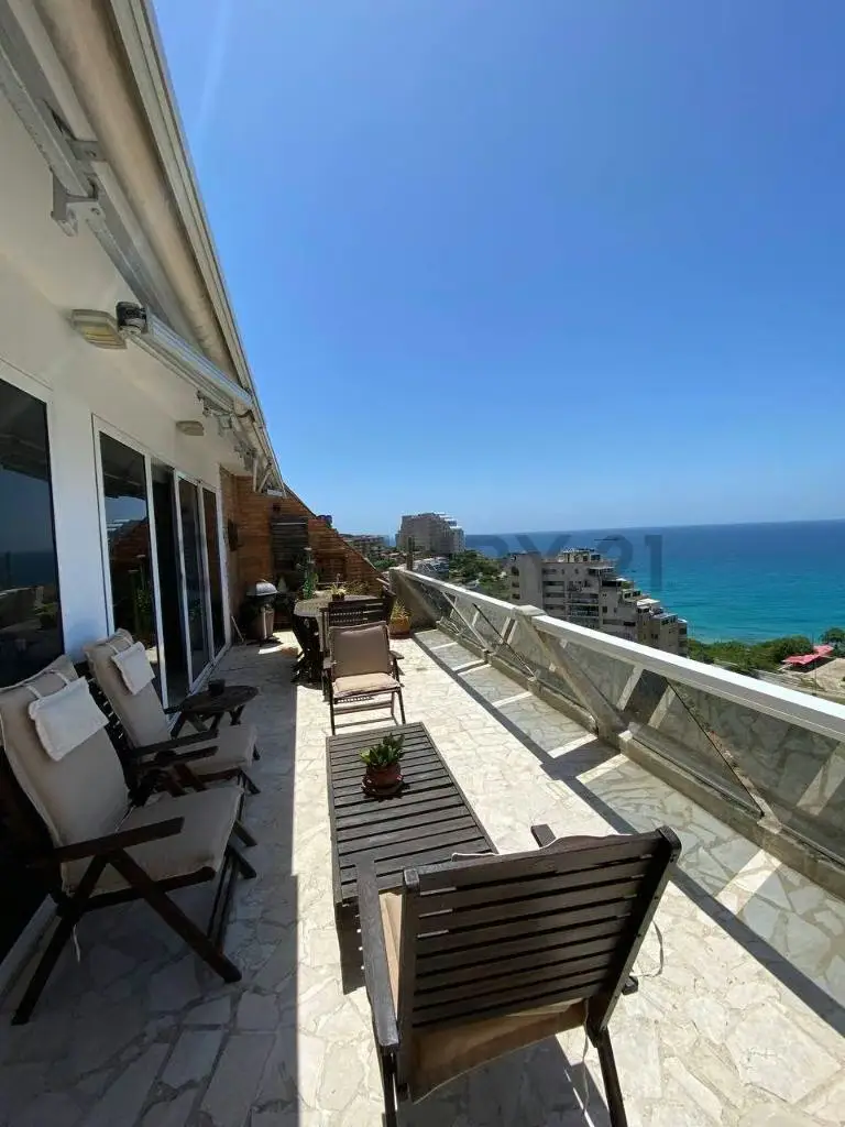 Lujoso Apartamento con amplia terraza ,fabulosa vista al mar.