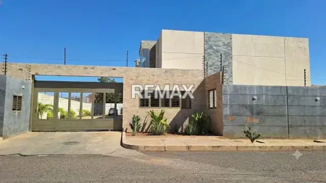 Vendo Townhouse en Villa Roraima. Monte Bello. Detrás de Conjunto Residencial Caminos del Doral