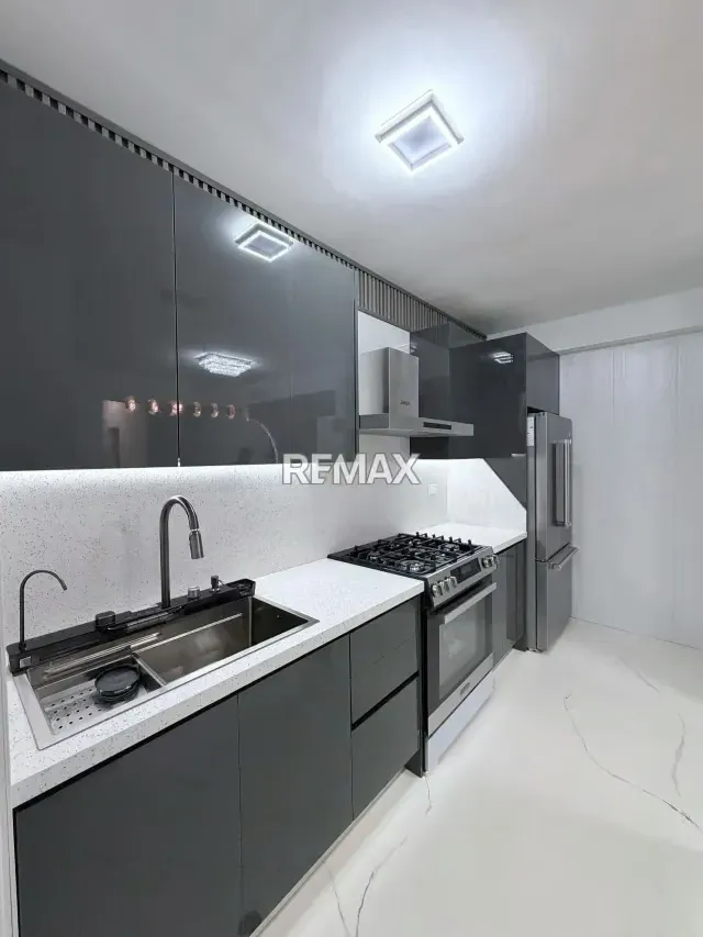 Se Vende Bello Apartamento en Res. Estratosfera en Urb. Valle Blanco - 9
