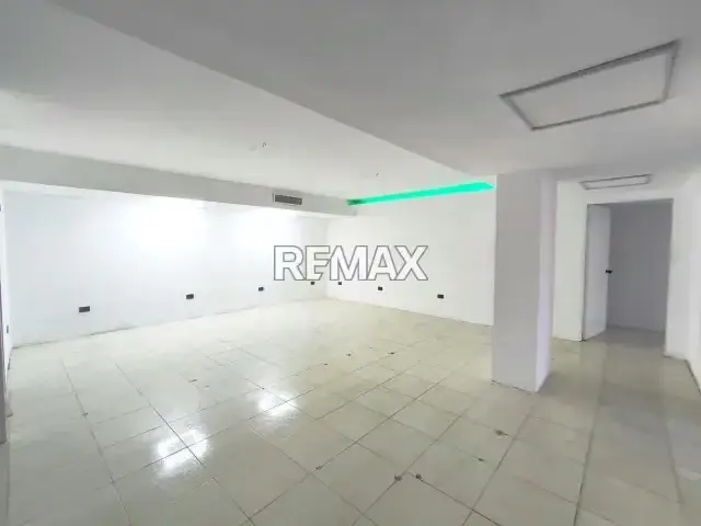 AMPLIO, COMODO Y EQUIPADO LOCAL EN VENTA, EN EL CENTRO COMERCIAL AB, PLAYA EL ANGEL, ISLA DE MARGARITA