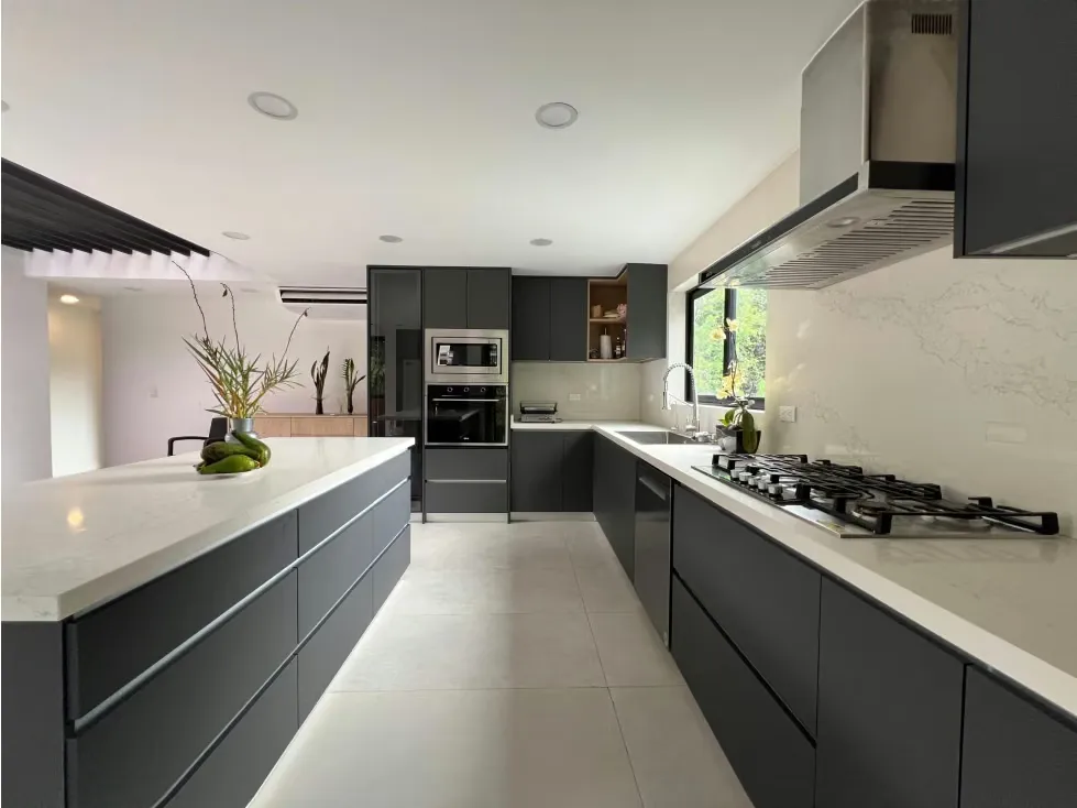 Se vende/alquila casa 1240m² 23h/17b/3e Colinas de Bello Monte - 2