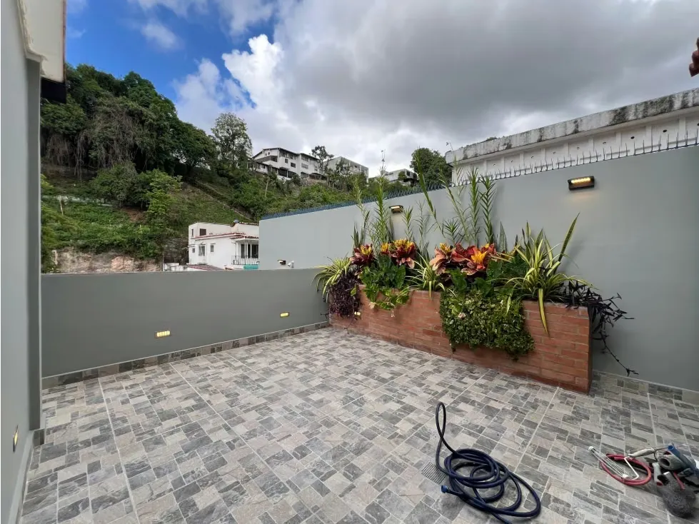 Se vende/alquila casa 1240m² 23h/17b/3e Colinas de Bello Monte - 17