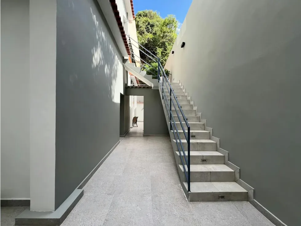 Se vende/alquila casa 1240m² 23h/17b/3e Colinas de Bello Monte - 24