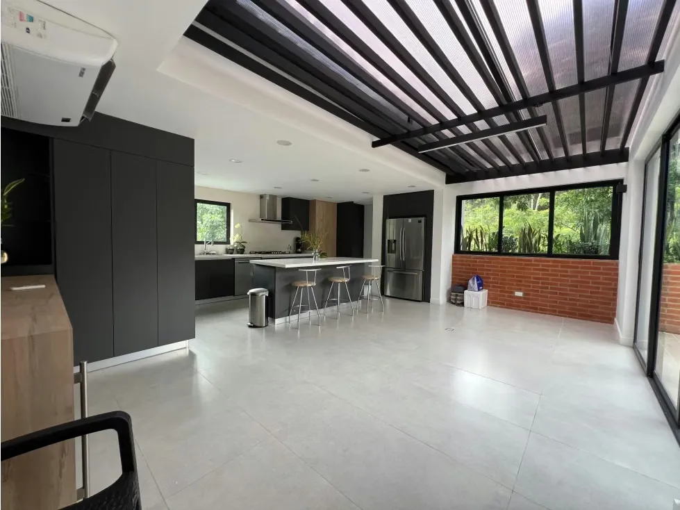 Se vende/alquila casa 1240m² 23h/17b/3e Colinas de Bello Monte - 28