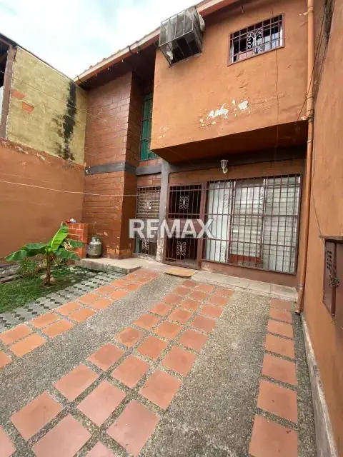 CASA EN VENTA URB JARDINES LOS TULIPANES- PALO NEGRO