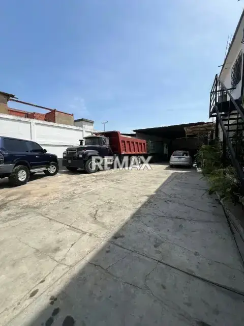Casa comercial y parcela en Barrio Sucre- Barcelona
