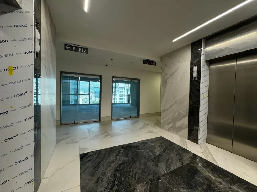 Oficina en obra limpia en torre Corporativa de Lujo - 8