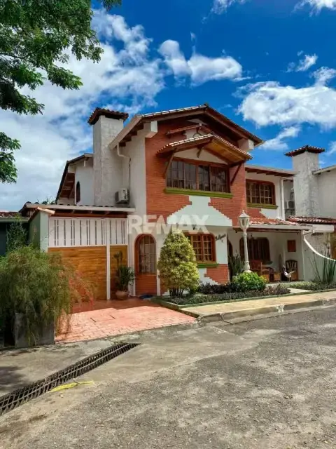 En VENTA Casa en urbanización TRÉBOL II, final avenida España , vía polígono de tiro.